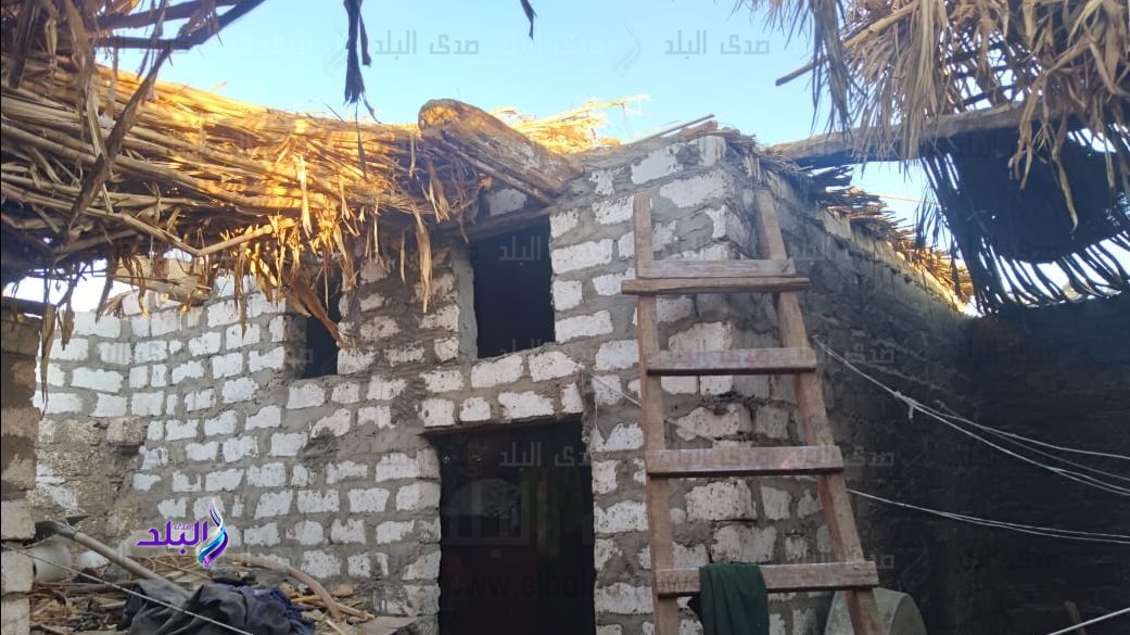 سبعيني يُطالب ببناء منزل نجله