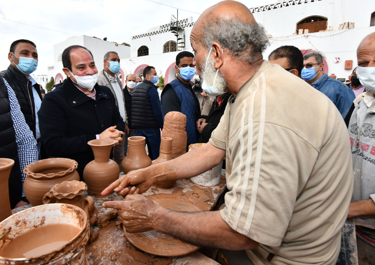 صانع فخار يشرح للرئيس