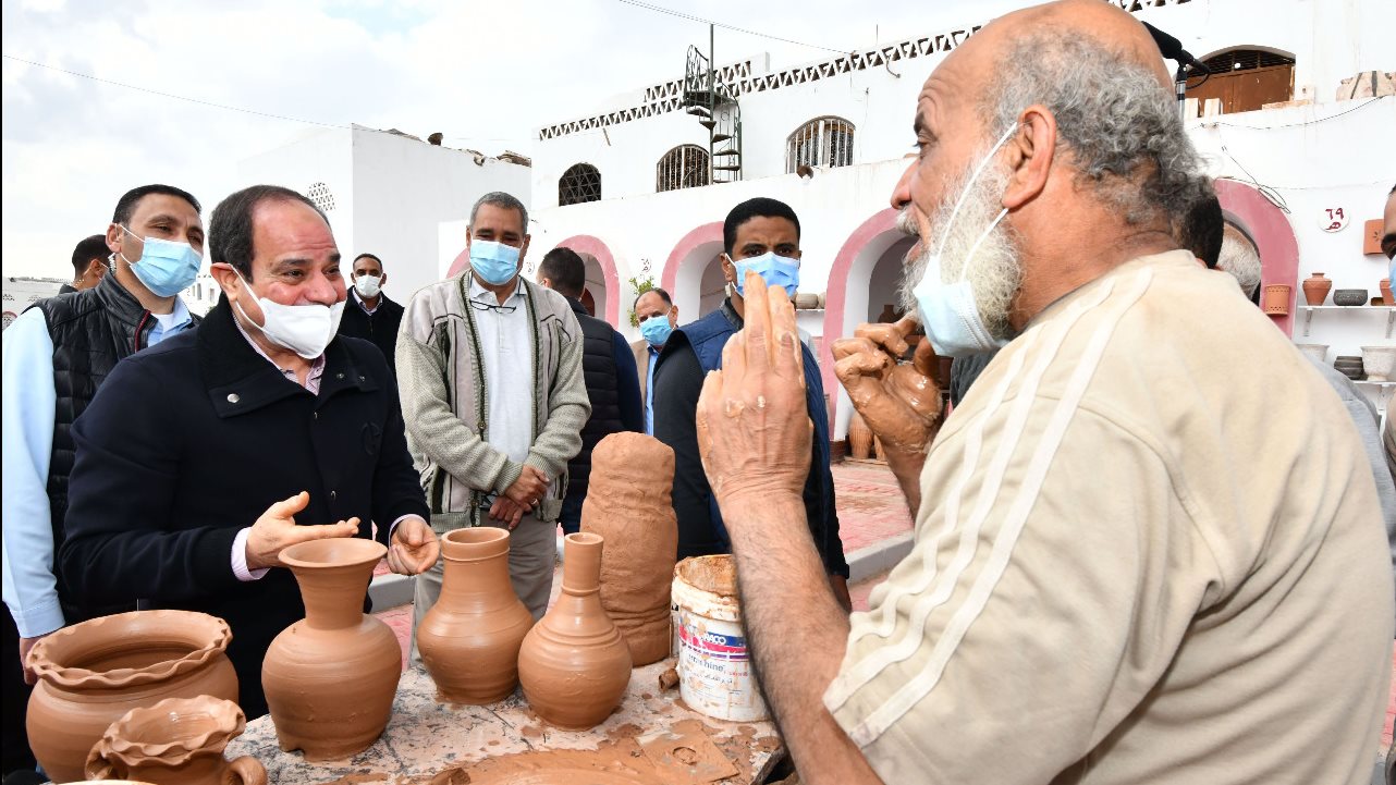 صانع فخار يدعو للرئيس السيسي 