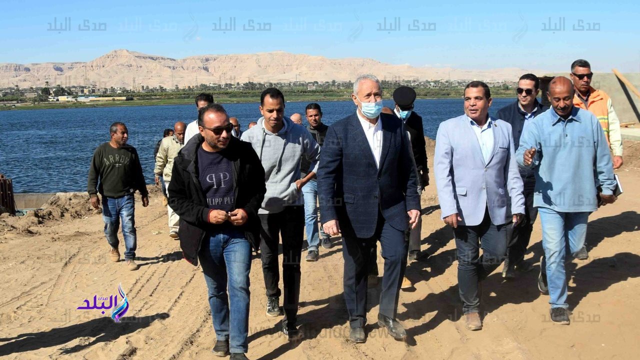 محافظ الأقصر خلال الجولة