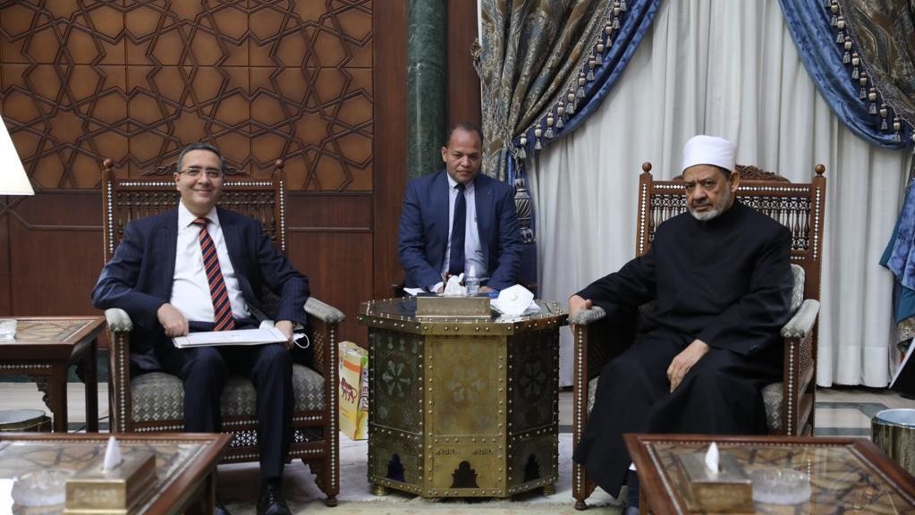لقاء شيخ الأزهر مع السفير الهندي 