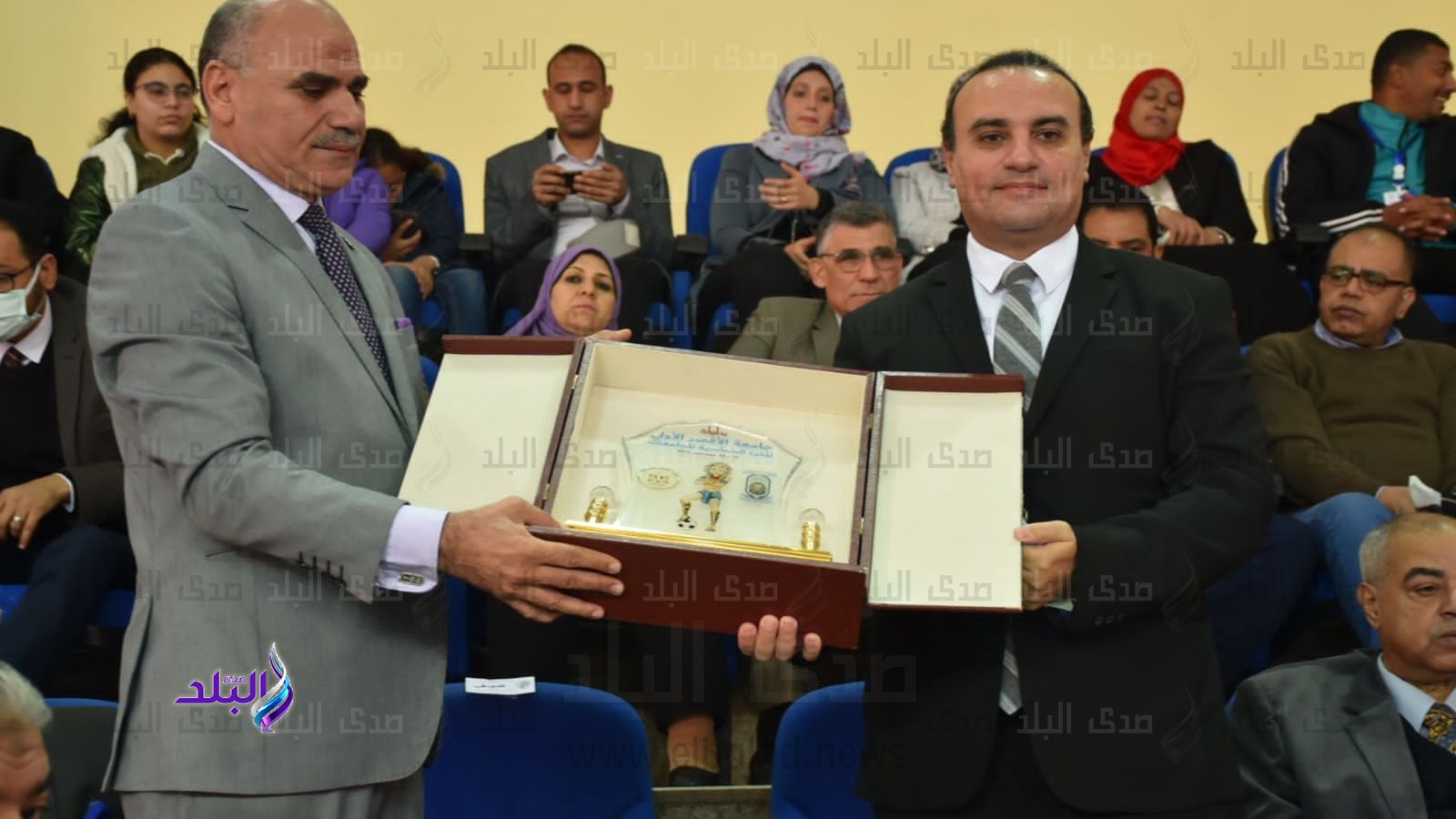 رئيس جامعة الأقصر يهدي درع البطولة للشباب والرياضة 