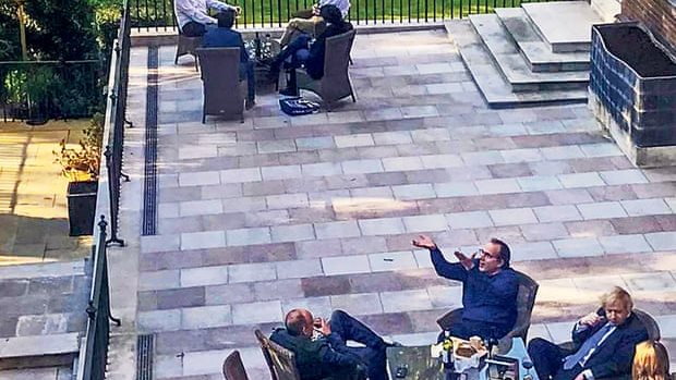 رئيس وزراء بريطانيا في اجتماع خلال إغلاق كورونا