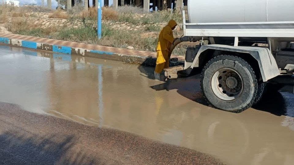 سحب مياه الأمطار بشوارع مطروح