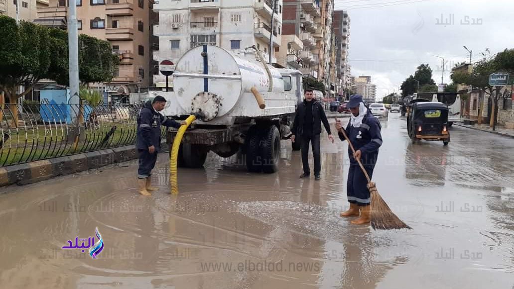 جانب من أعمال رفع مياه الأمطار