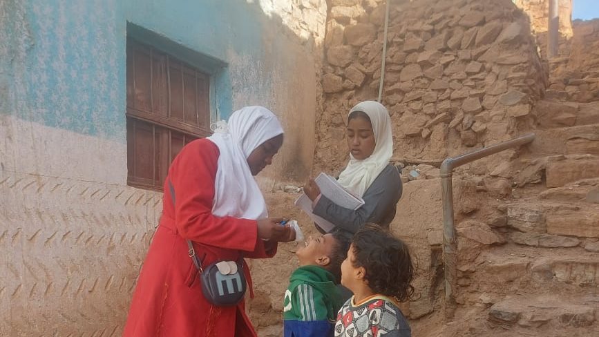 حملة التطعيم ضد مرض شلل الأطفال بأسوان 
