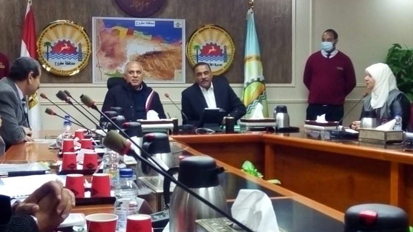 وزير الموارد المائية والرى خلال الاجتماع بمطروح