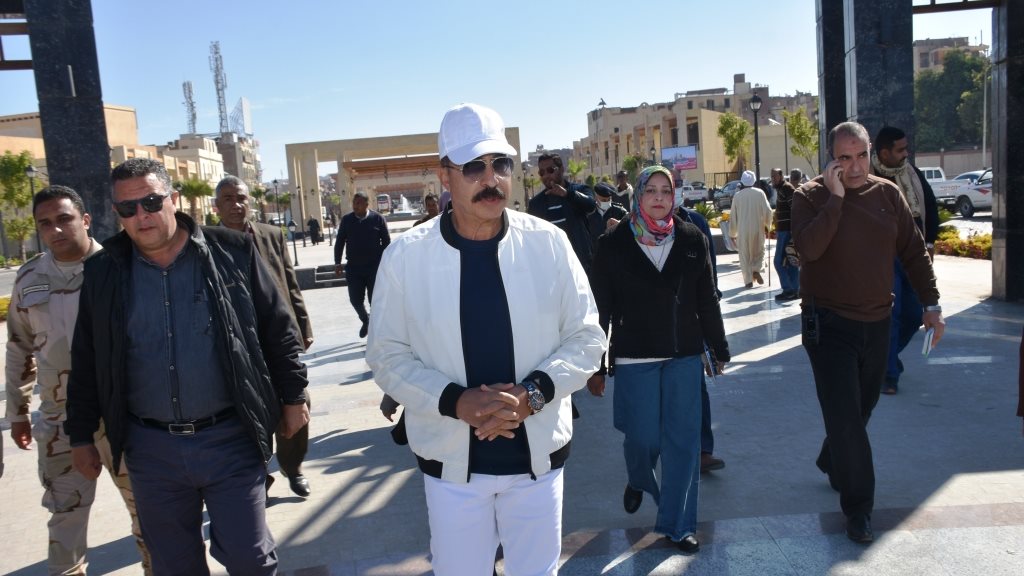 محافظ أسوان يتابع ميدانياً المرحلة الأولى من أعمال التطوير 