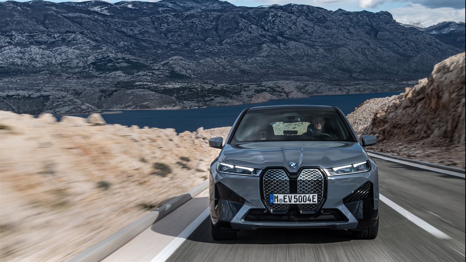 العملاق البافاري يكشف عن تفاصيل جديدة لـ I4 و IX موديل 2022 