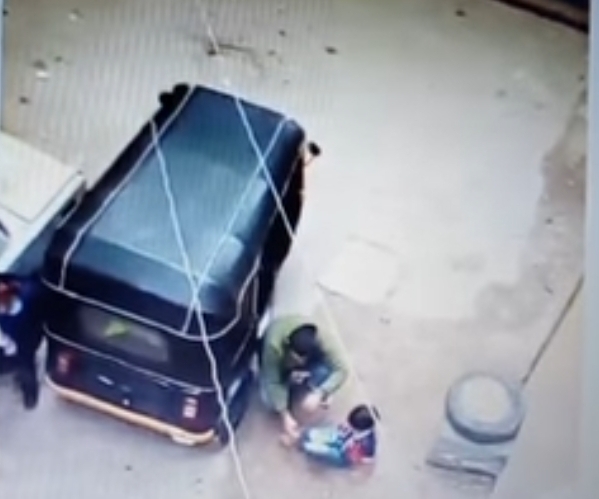 الطفل المقيد بالجنزير