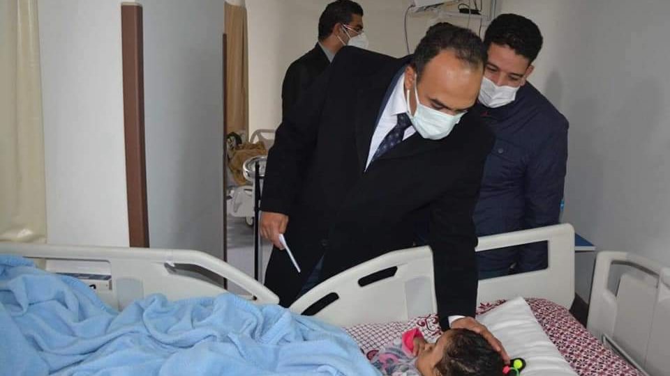 نائب محافظ المنيا يتابع سير العمل بالمستشفى 