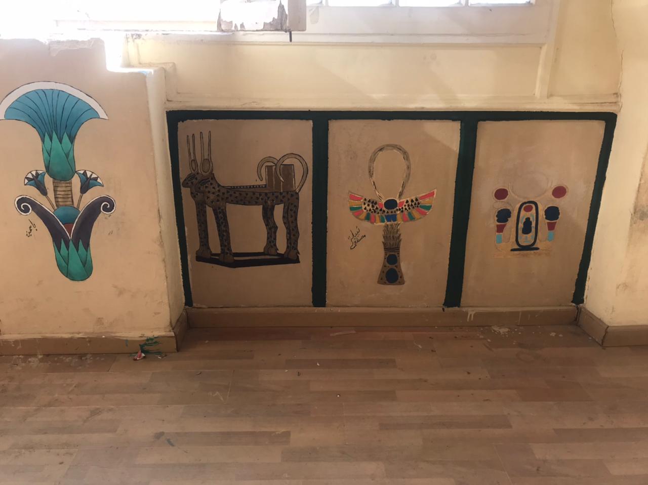 جانب من الأعمال الفنية لطلاب سياحة وفنادق المنصورة على جدران