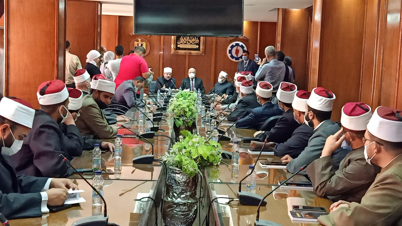 اجتماع محافظ السويس