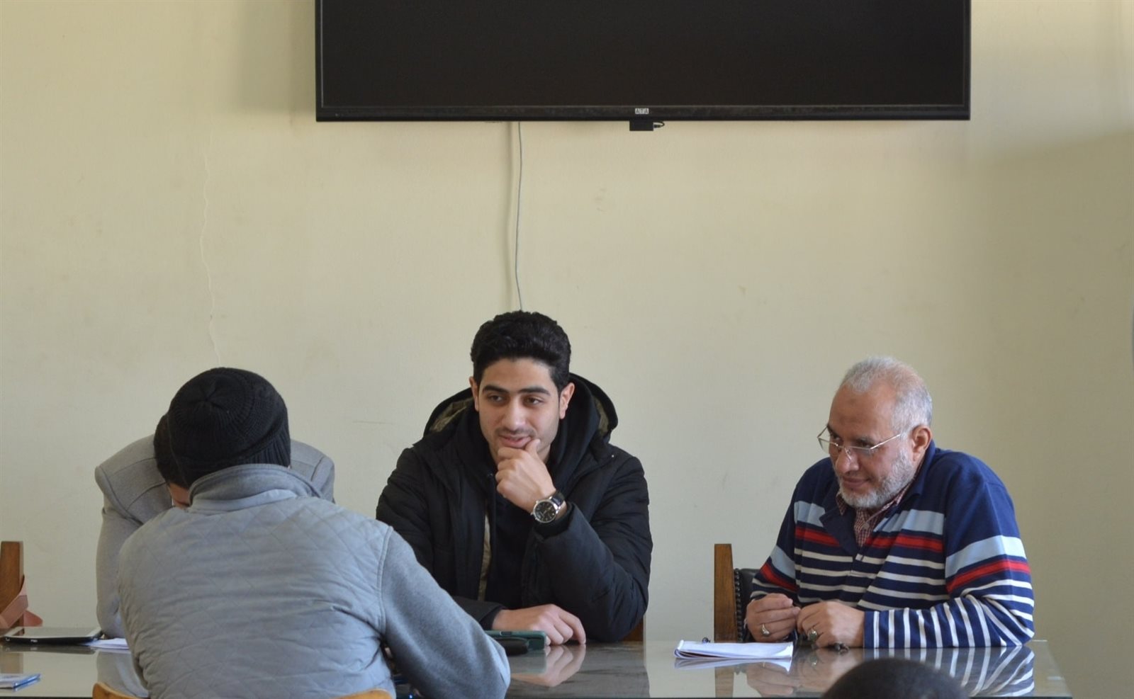 المنشد محمد عاطف خلال تدريب الطلاب
