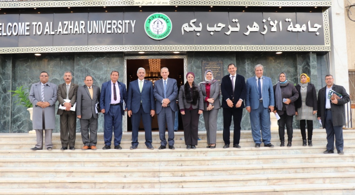 المشاركون في اجتماع محو الامية داخل جامعة الأزهر