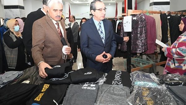 رئيس جامعة الفيوم يتفقد المعرض الخيرى