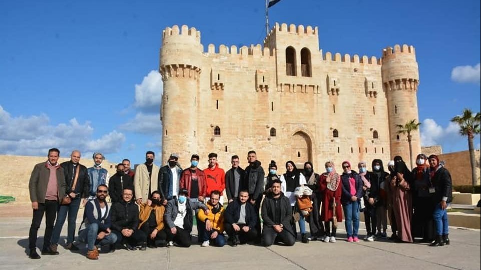 الطلاب الوافدين في رحلة لمكتبة الإسكندرية
