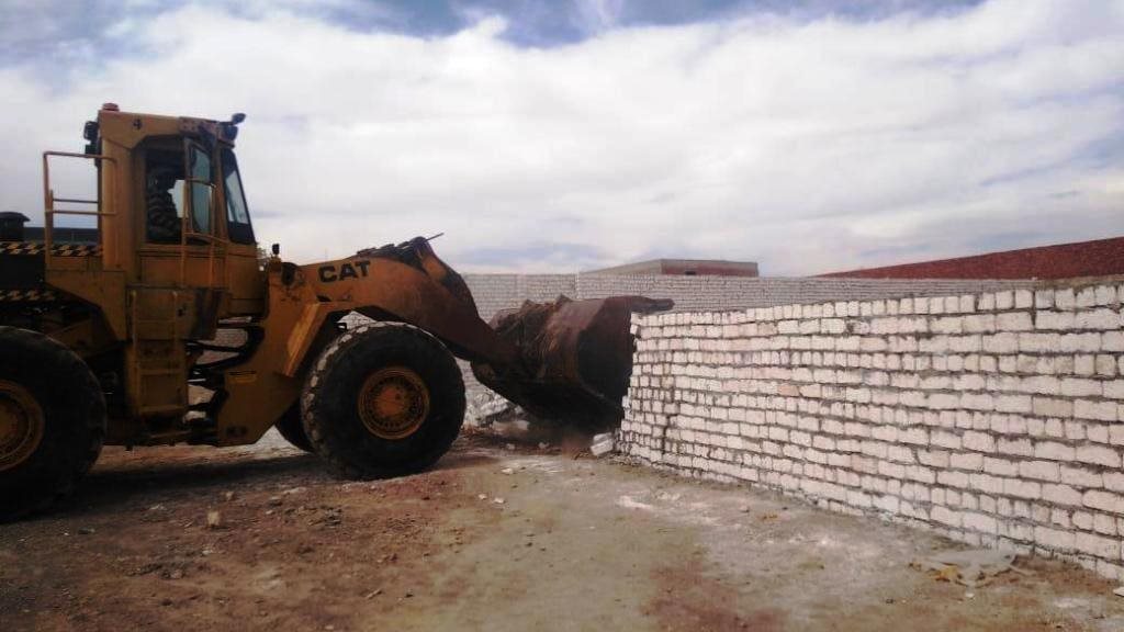 إزالة حالة تعدى بالمنطقة الصناعية بأسوان