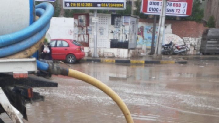 سيارات الصرف الصحى تسحب مياه الامطار من الشوارع