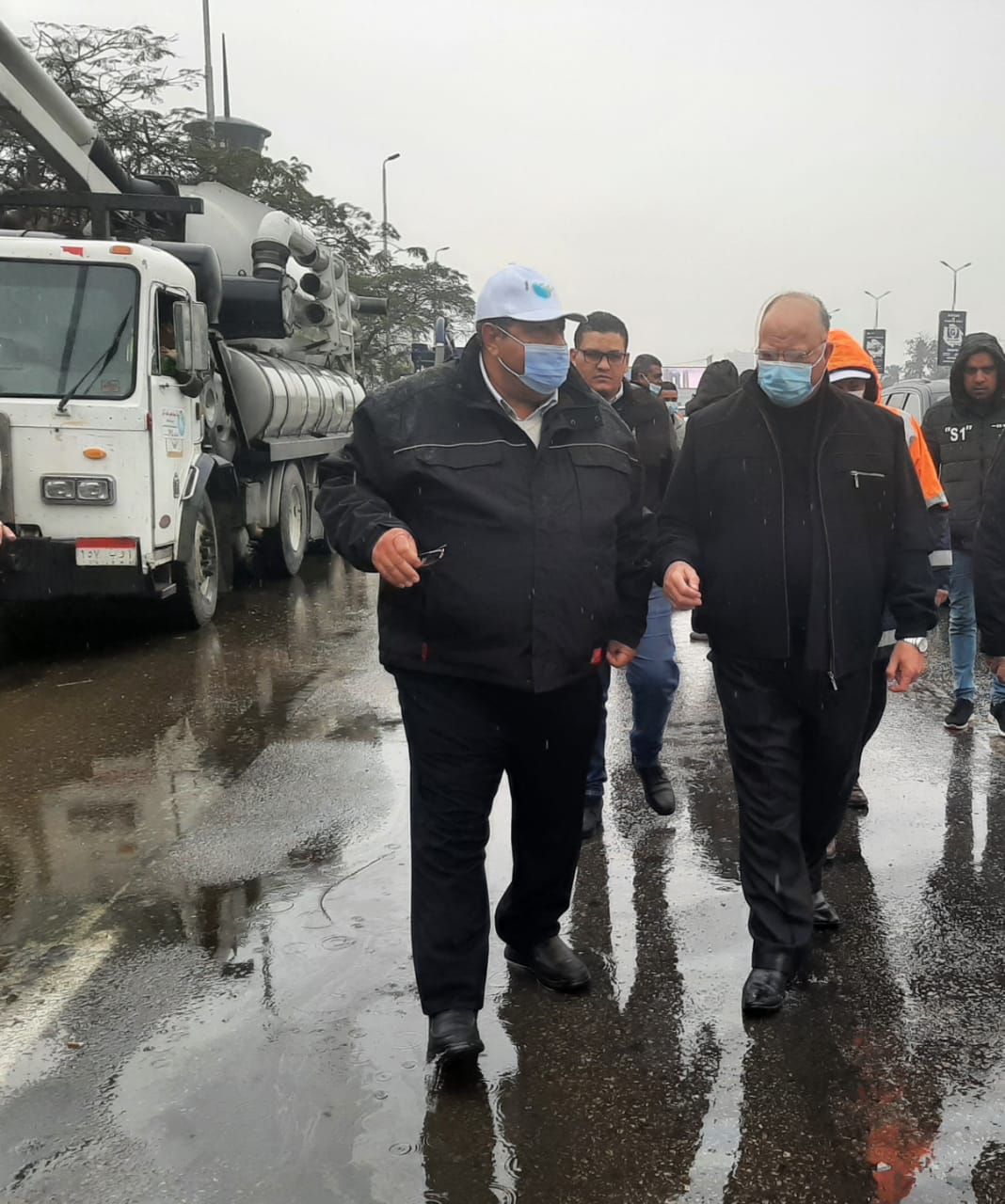 محافظ القاهرة يتابع شفط المياه 