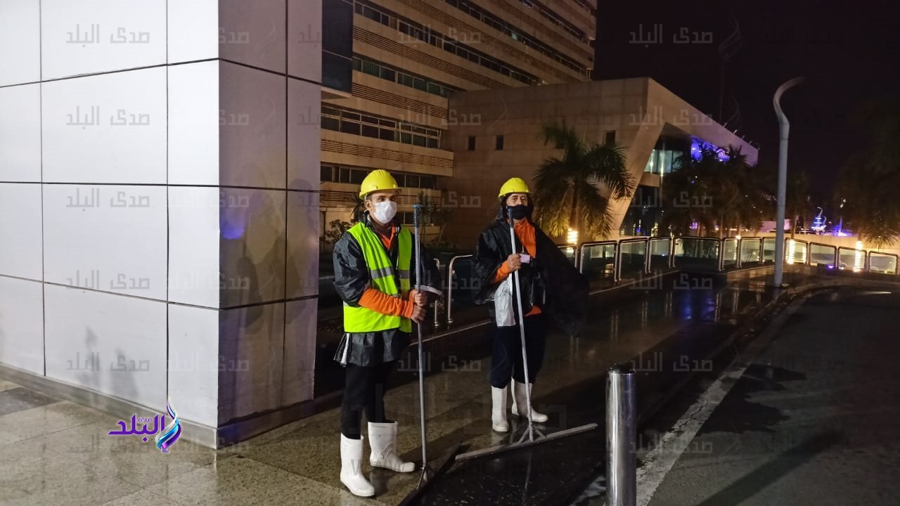 فرق الطوارئ بمطار القاهرة 