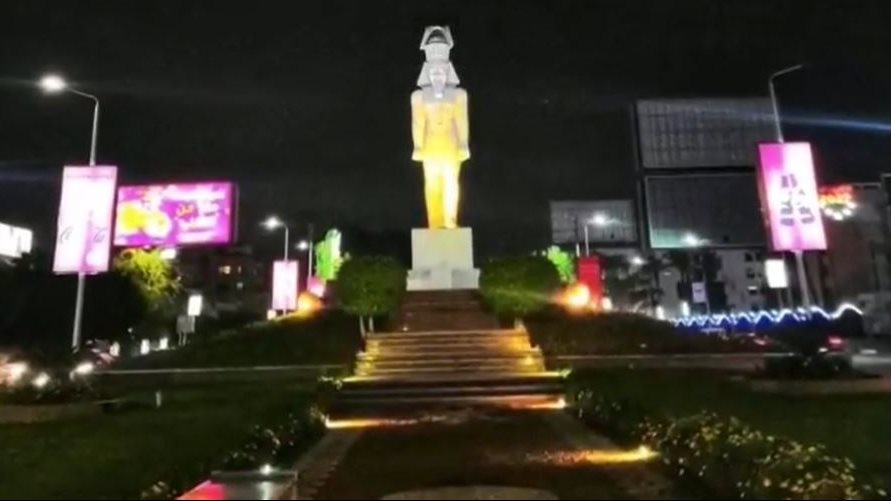 نظافة القاهرة تزين محور العروبة احتفالا بالعام الجديد