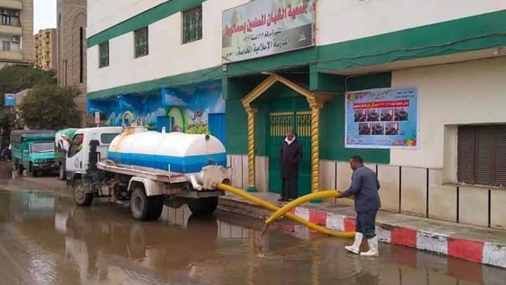 استمرار اعمال سحب مياه الأمطار بالمنبا