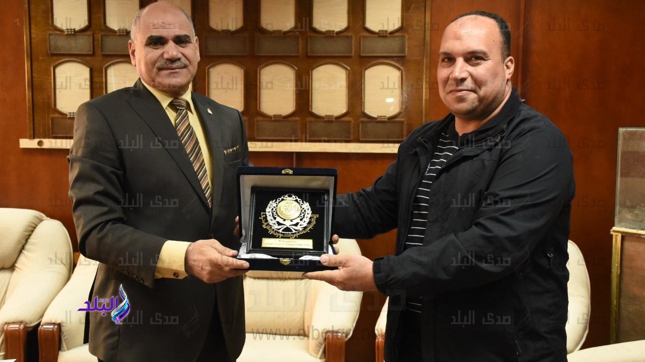 اهداء درع أكاديمية العلوم  لرئيس جامعة الأقصر 