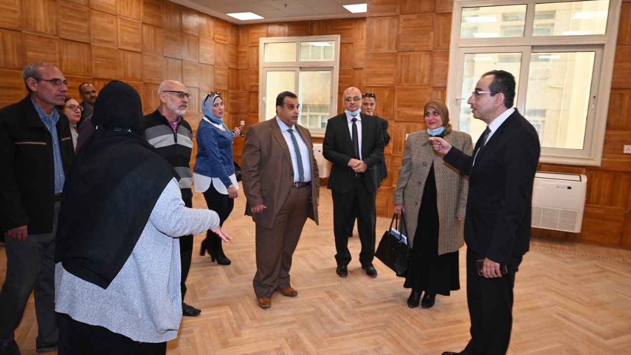 رئيس جامعة الفيوم أثناء تفقده المجمع الطبى