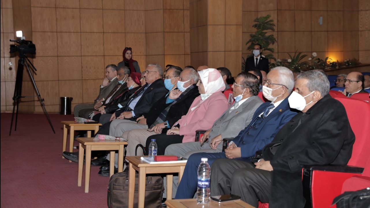 وزير التعليم و مجموعة من خبراء كليات التربية