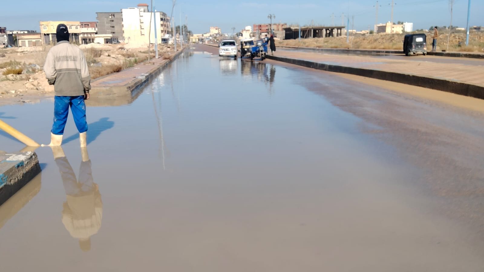 رفع تجمعات مياه الأمطار بشوارع مطروح