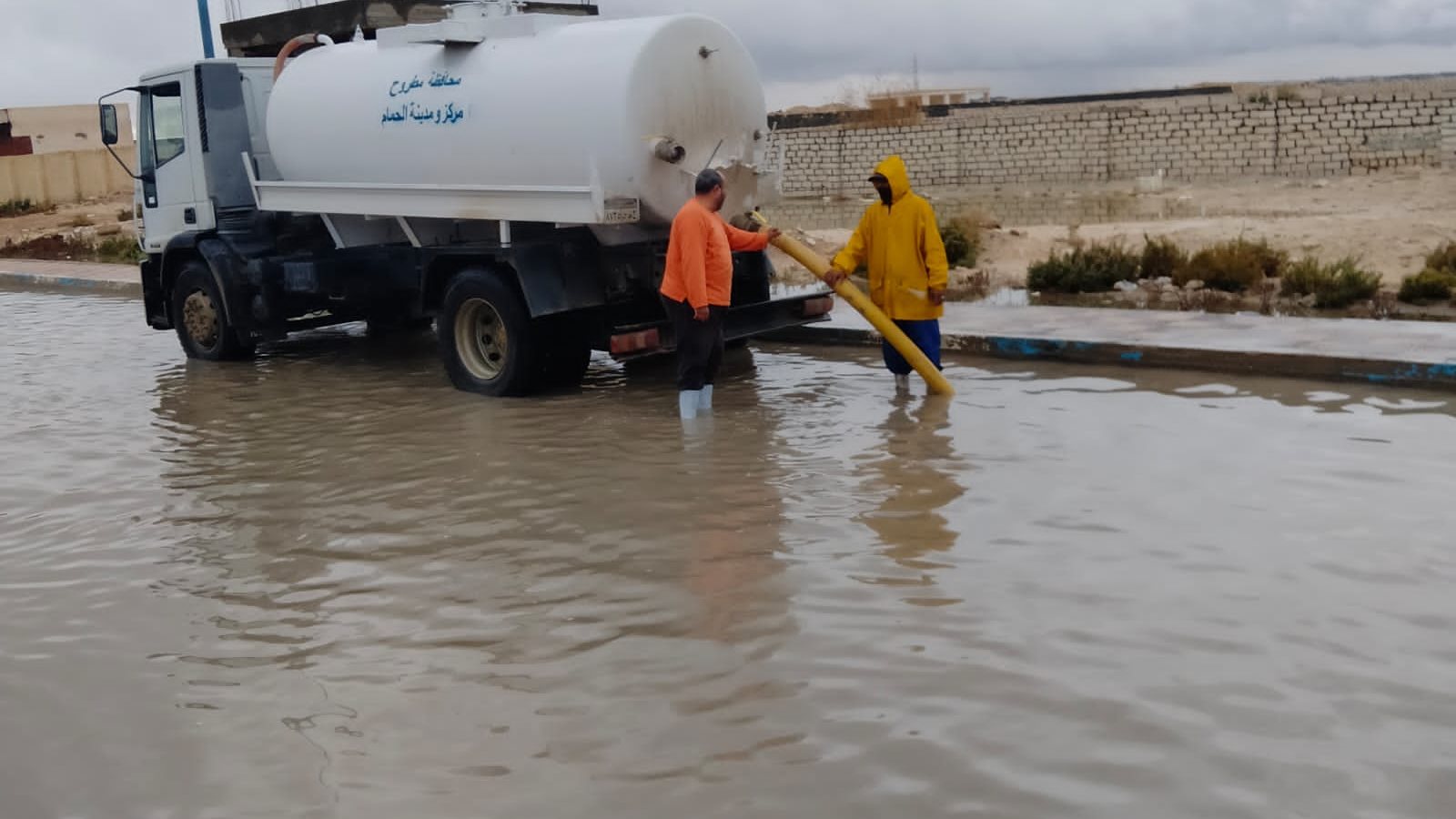 رفع تجمعات مياه الأمطار بشوارع مطروح