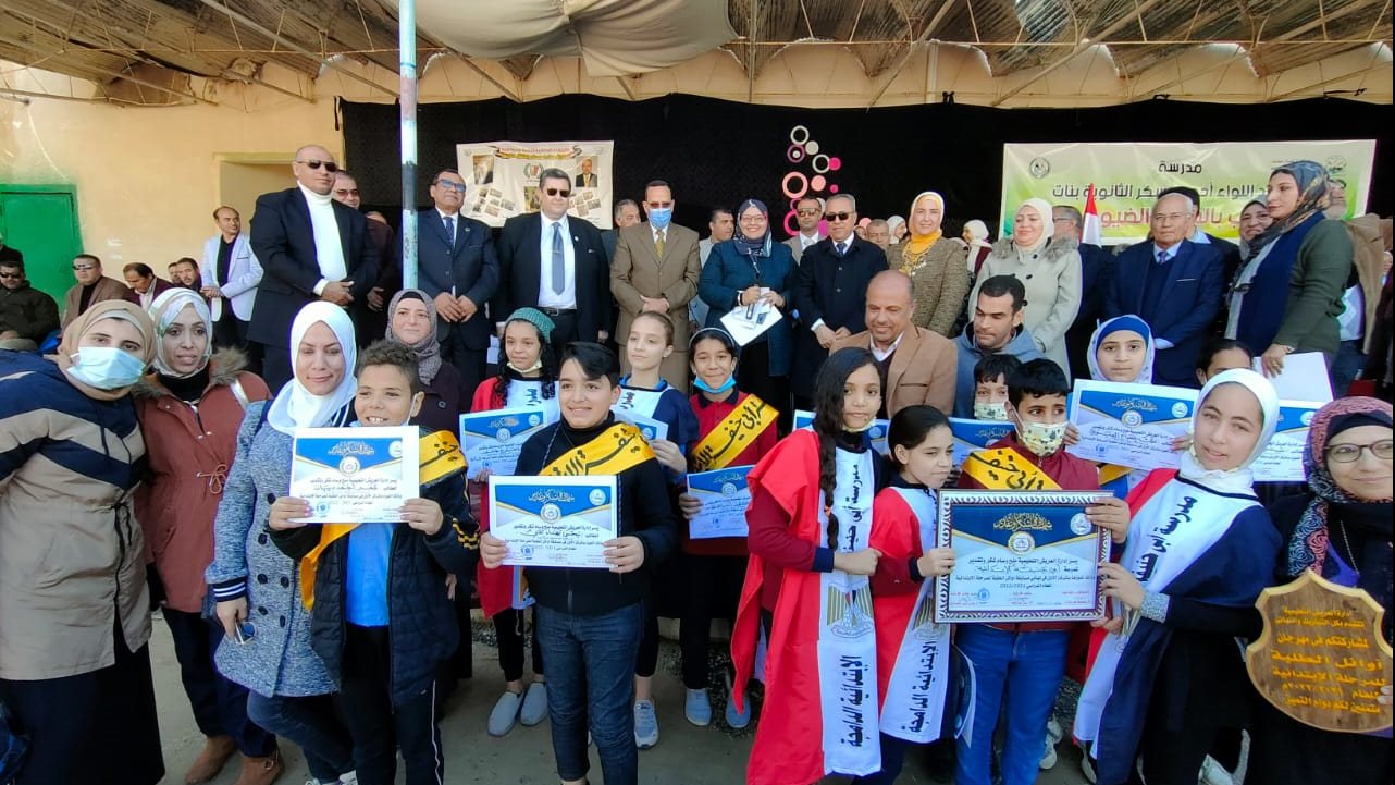 توزيع جوائز اواءل الطلبة بالعريش