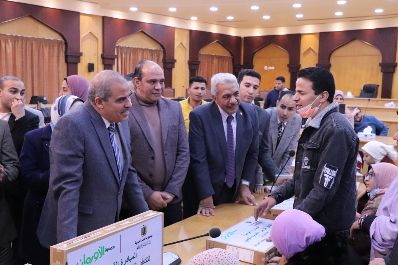 جامعة الأزهر توزع أجهزة لاب توب على الطلاب ذوي الهمم