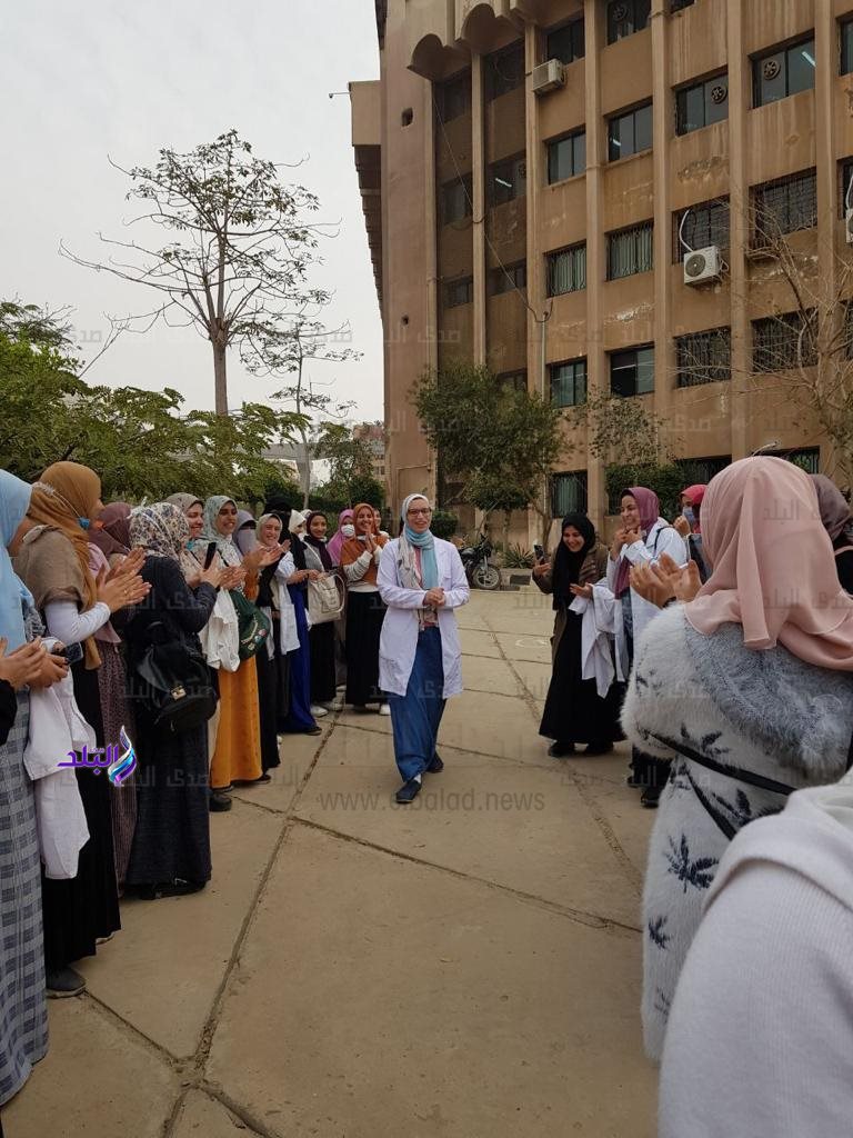 ممر شرفي لدكتورة بكلية الصيدلة جامعة الأزهر