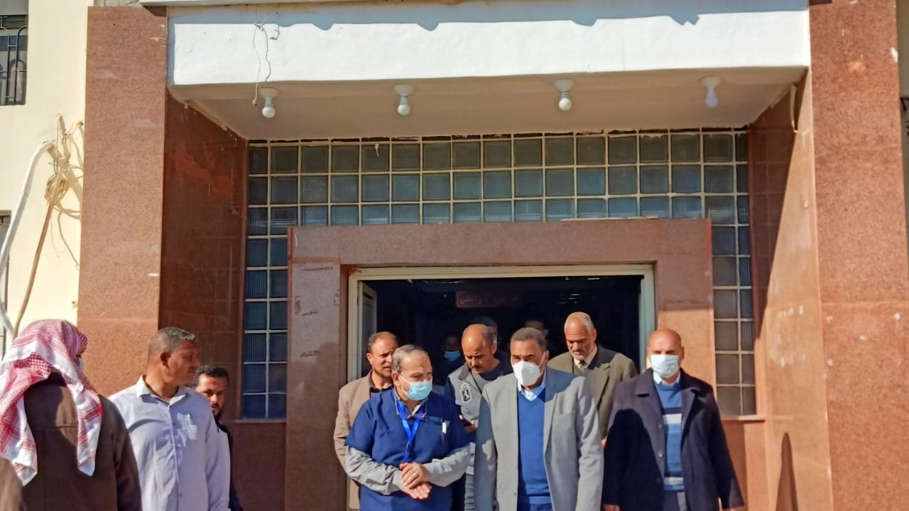 محافظ مطروح يتفقد مستشفى سيوة