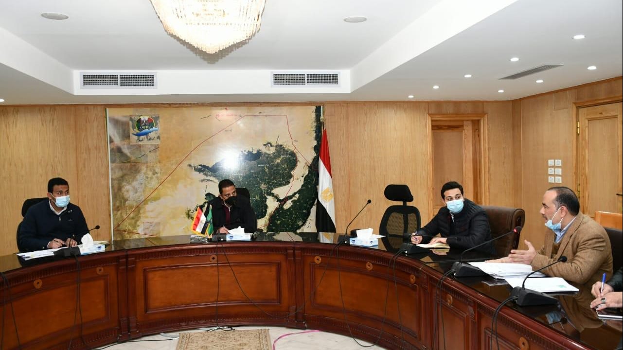 محافظ الفيوم أثناء اللقاء