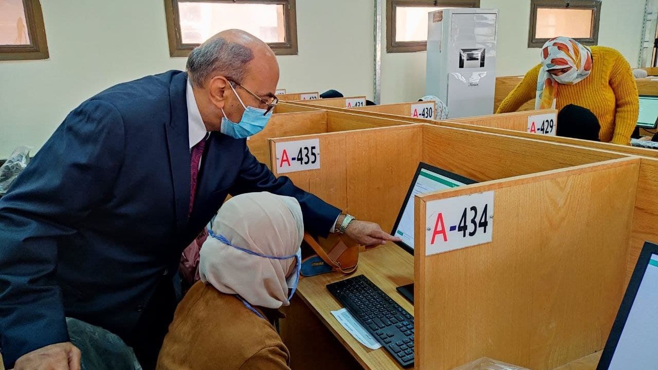 رئيس جامعة المنيا يتفقد الامتحانات الإلكترونية 