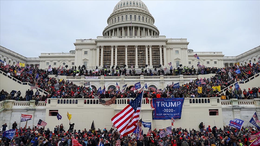 مثيرو الشغب لحظة اقتحام الكابيتول
