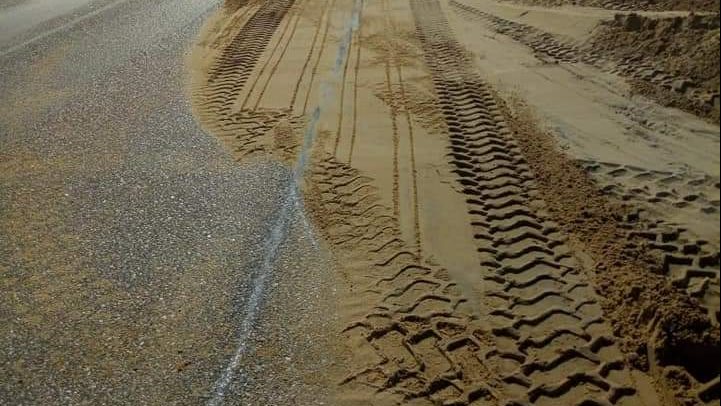 رفع الكثبان الرملية من علي الطرق بسيناء