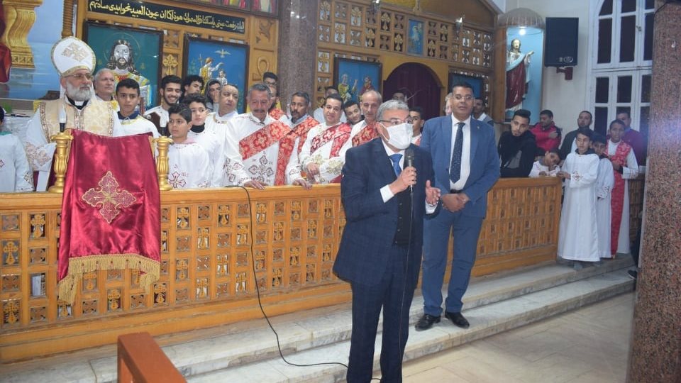 محافظ المنيا يقدم التهنئة للأقباط 