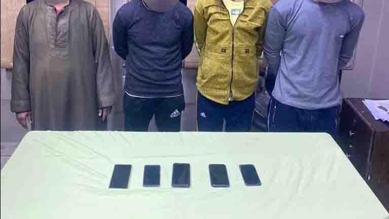 المتهمون وأمامهم المضبوطات