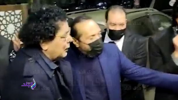 محمد منير في عزاء أحمد الحجار