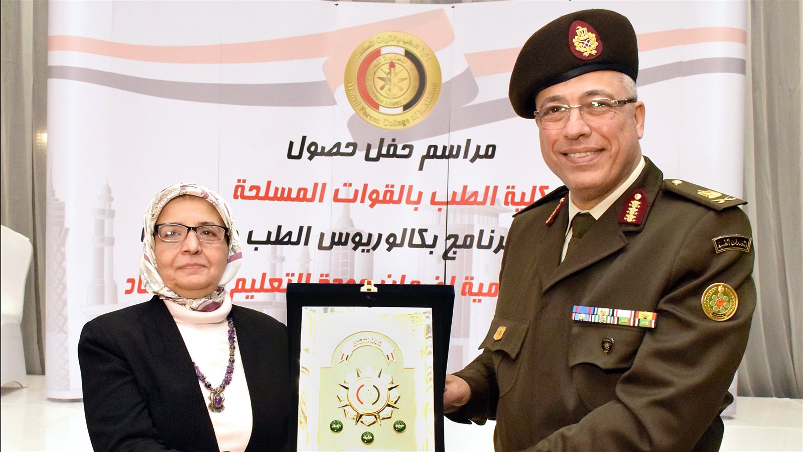 صورة من حفل استلام الشهادة