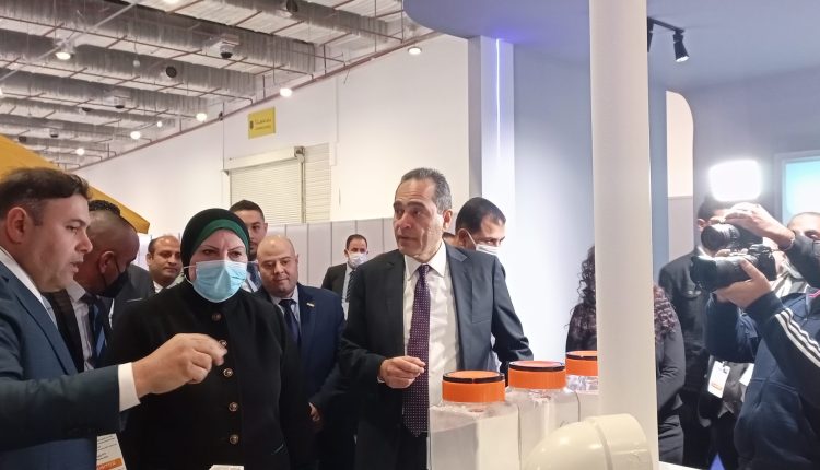 نيفين جامع وزيرة التجارة والصناعة