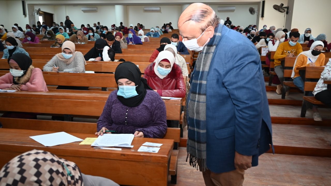 نائب رئيس جامعة الفيوم يتفقد الامتحانات