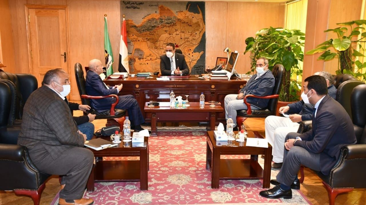 محافظ الفيوم أثناء اللقاء