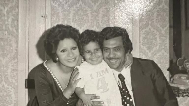 الفنانة سماح الإسكندرانية مع أسرتها