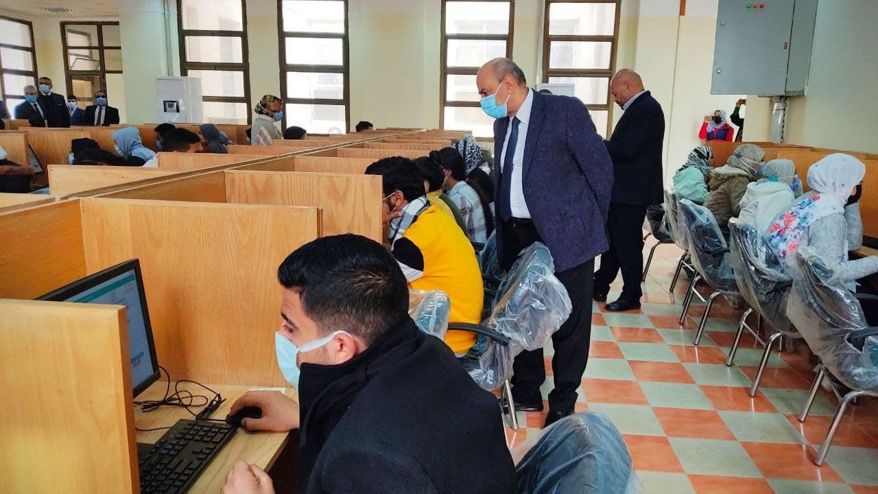 رئيس جامعة المنيا يتابع الاختبار الإلكتروني رئيس جامعة المنيا يتابع الاختبار الإلكتروني