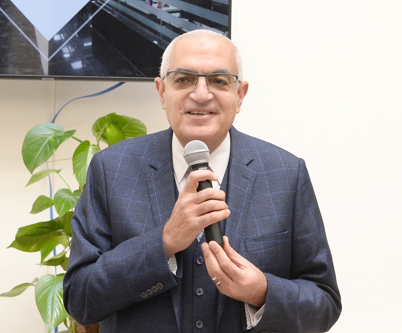 الدكتور اشرف عبد الباسط رئيس جامعة المنصورة